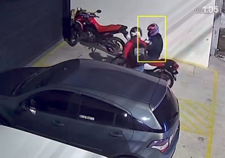 Câmeras flagram furto de motocicleta na 21 de Março